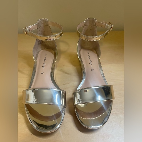 CHAMPAGNE Wedges - Picture 2 of 7